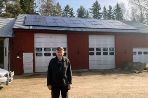 Östen Thoresson utanför sin verkstad med solceller som installerats som en del av det lokala samarbete runt solelinstallationer som ägt rum i Östefärnebo och Hedesunda. Totalt har 65 solelinstallationer gjorts genom lokalt samarbete.
